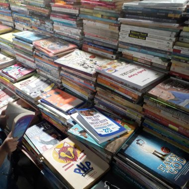 Kütüphanedeki masada yığınla kitap