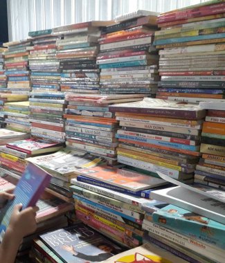 Kütüphanedeki masada yığınla kitap