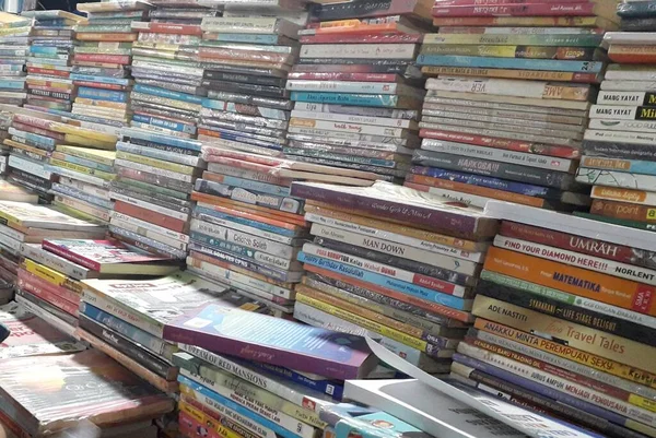 Kütüphanedeki masada yığınla kitap