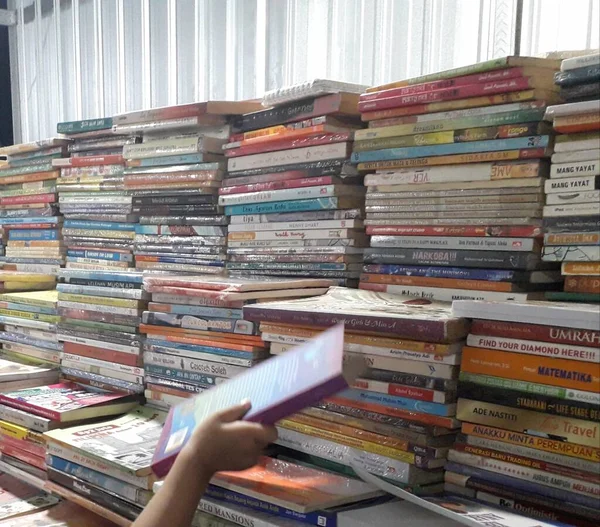 Kütüphanedeki masada yığınla kitap