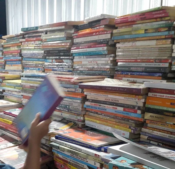 Kütüphanedeki masada yığınla kitap