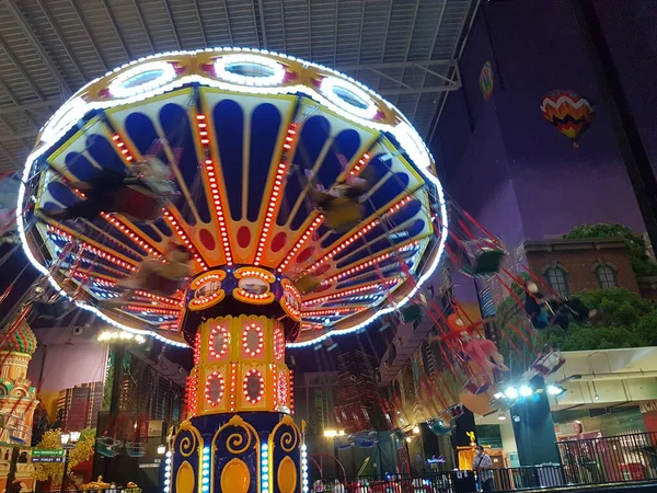 Carousel Παιχνίδι Στην Παραδοσιακή Νυχτερινή Αγορά — Φωτογραφία Αρχείου