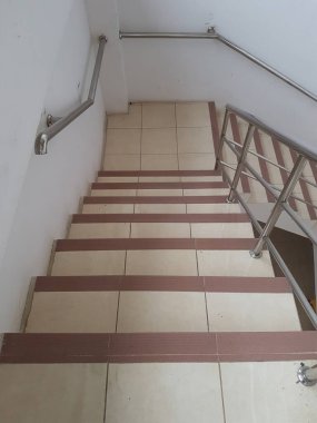 Modern bir binada merdiven boşluğunda yangın merdiveni.
