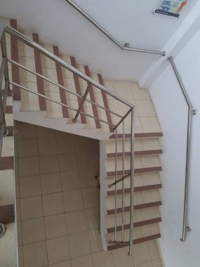 Modern bir binada merdiven boşluğunda yangın merdiveni.