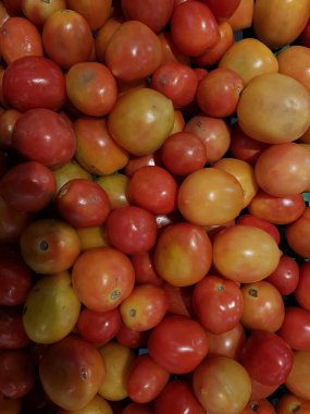 Lezzetli kırmızı domates. Yaz tepsi Pazar tarım çiftlik tam organik sebze arka plan olarak kullanılabilir. (seçici odak)