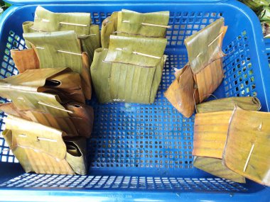 Lemper, geleneksel Endonezya aperatifi glutinous pirinçten yapılmış ve tavuk etiyle doldurulmuş ve muz yapraklarına sarılmış. Seçici odak