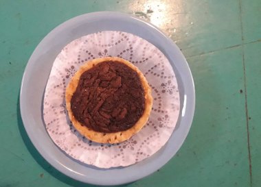 Çikolata parlatıcılı lezzetli donut tatlısı. Tasarım ve baskınız için yuvarlak çikolatalı donutlı tatlı yemek konsepti. Donut öngörünümü.