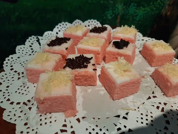 Bolu Kukus Gestoomde Spons Cake Met Kaas Versnipperd Topping Selectieve — Stockfoto