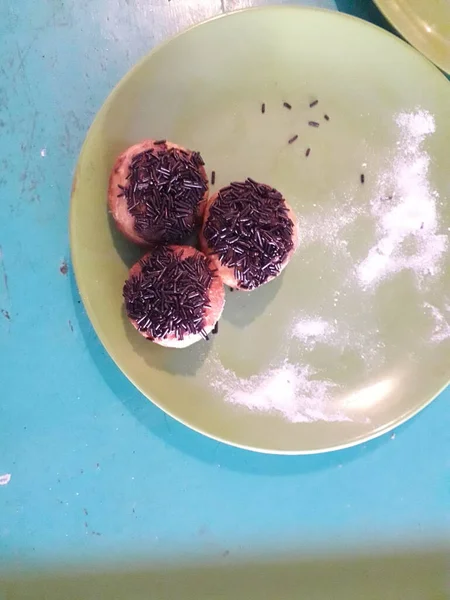 Çikolata Parlatıcılı Lezzetli Donut Tatlısı Tasarım Baskınız Için Yuvarlak Çikolatalı — Stok fotoğraf