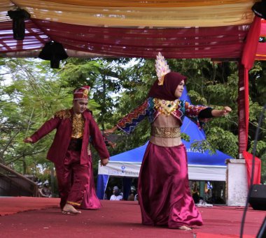 Banjarmasin, Güney Kalimantan, Endonezya - 10 Ağustos 2022: Dadap Rahayu adındaki geleneksel banjar kabileleri, renkli kostümlü genç ve güzel dansçılar 