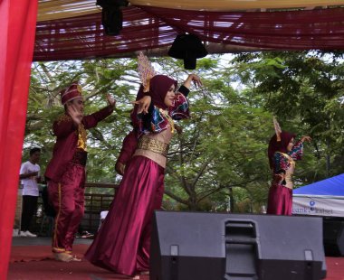 Banjarmasin, Güney Kalimantan, Endonezya - 10 Ağustos 2022: Dadap Rahayu adındaki geleneksel banjar kabileleri, renkli kostümlü genç ve güzel dansçılar 