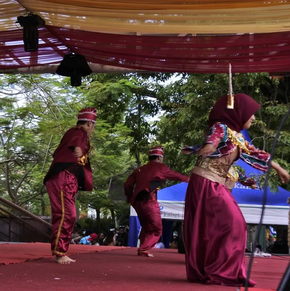 インドネシア 南カリマンタン州バンジャルマシン2022年8月10日 カラフルな衣装を着た伝統的なバンジャル族のダンスダダップ ラーユー 若い美しいダンサー — ストック写真