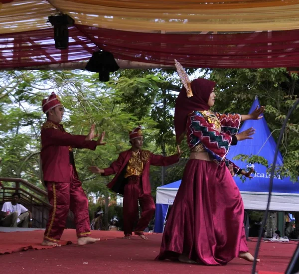 インドネシア 南カリマンタン州バンジャルマシン2022年8月10日 カラフルな衣装を着た伝統的なバンジャル族のダンスダダップ ラーユー 若い美しいダンサー — ストック写真