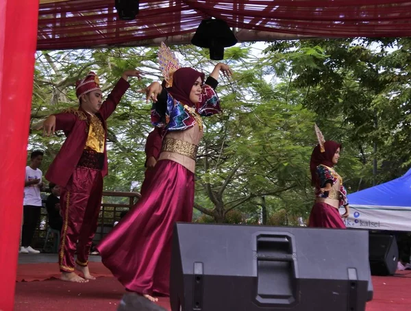 印度尼西亚南加里曼丹 班雅尔马辛 2022年8月10日 传统班贾尔族舞蹈 Dadap Rahayu 年轻美丽的舞蹈家 穿着艳丽的服装 — 图库照片