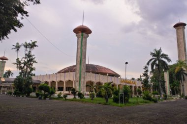 Banjarmasin, Güney Kalimantan, Endonezya - 21 Ağustos 2022: Sabilal Muhtadin Camii, Banjarmasin Büyük Camisi. Banjarmasin 'deki en büyük cami, Güney Kalimantan, Endonezya
