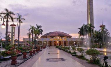 Banjarmasin, Güney Kalimantan, Endonezya - 21 Ağustos 2022: Sabilal Muhtadin Camii, Banjarmasin Büyük Camisi. Banjarmasin 'deki en büyük cami, Güney Kalimantan, Endonezya