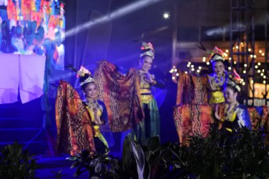 Banjarmasin, Güney Kalimantan, Endonezya - 27 Eylül 2022: Dayak dansı, Güney Kalimantan il yönetimi tarafından düzenlenen bir kültür festivalinde sahnelendi
