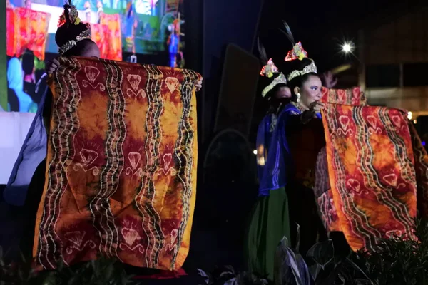 2022年9月27日 在南加里曼丹省政府举办的文化节上 Dayak舞蹈表演 — 图库照片