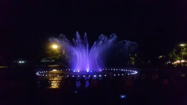 Die Springbrunnenattraktion Einer Wassertanzshow Der Nacht Die Besucher Den Kamboja — Stockfoto