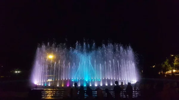 Die Springbrunnenattraktion Einer Wassertanzshow Der Nacht Die Besucher Den Kamboja — Stockfoto