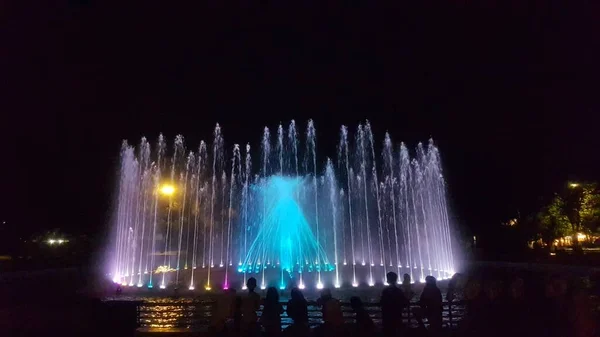 Die Springbrunnenattraktion Einer Wassertanzshow Der Nacht Die Besucher Den Kamboja — Stockfoto