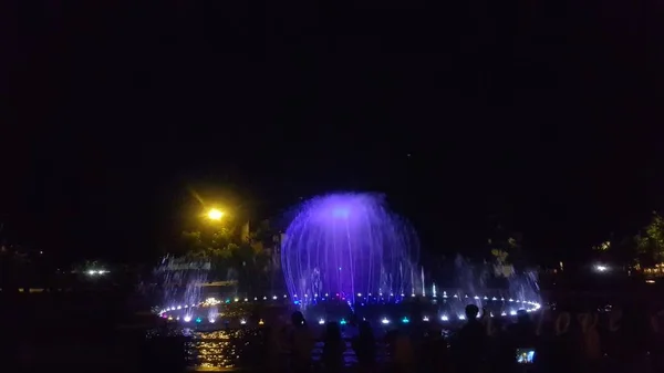 Die Springbrunnenattraktion Einer Wassertanzshow Der Nacht Die Besucher Den Kamboja — Stockfoto