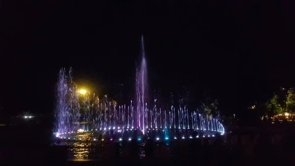 Фонтан Аттракцион Водных Танцев Ночью Привлечь Посетителей Камбоджийский Сад Banjarmasin — стоковое фото