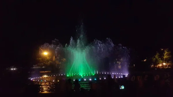 Die Springbrunnenattraktion Einer Wassertanzshow Der Nacht Die Besucher Den Kamboja — Stockfoto