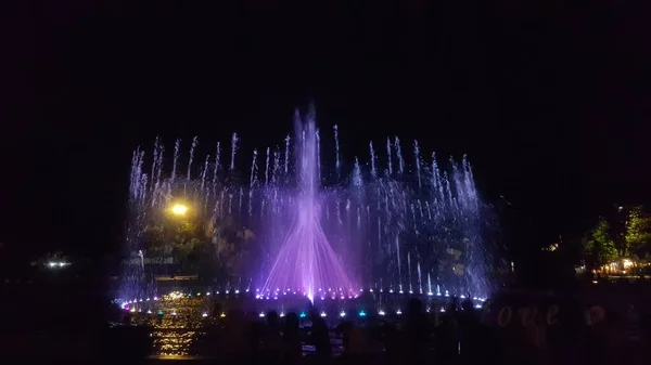 Fontein Attractie Van Een Water Dansen Show Nachts Bezoekers Aan — Stockfoto