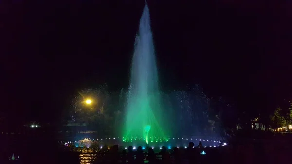Die Springbrunnenattraktion Einer Wassertanzshow Der Nacht Die Besucher Den Kamboja — Stockfoto