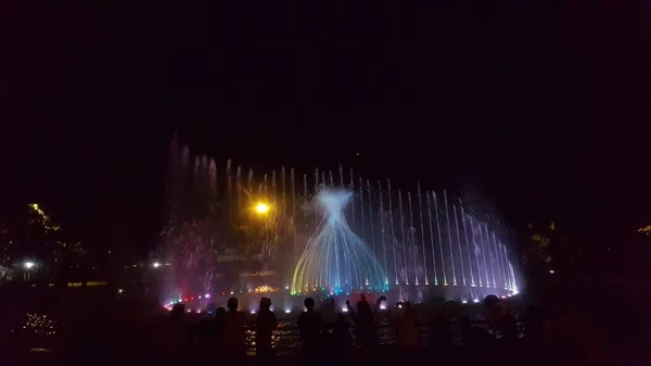Fontanna Atrakcją Pokazu Tańca Wodnego Nocy Aby Przyciągnąć Gości Kamboja — Zdjęcie stockowe