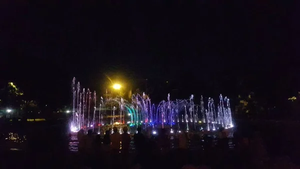 Fontein Attractie Van Een Water Dansen Show Nachts Bezoekers Aan — Stockfoto