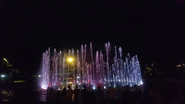 Die Springbrunnenattraktion Einer Wassertanzshow Der Nacht Die Besucher Den Kamboja — Stockfoto