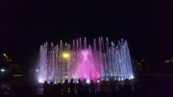 Die Springbrunnenattraktion Einer Wassertanzshow Der Nacht Die Besucher Den Kamboja — Stockfoto