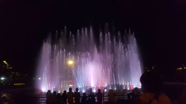 Fontaine Attraction Spectacle Danse Eau Nuit Pour Attirer Les Visiteurs — Photo