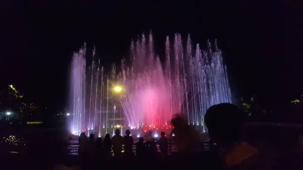 Fontanna Atrakcją Pokazu Tańca Wodnego Nocy Aby Przyciągnąć Gości Kamboja — Zdjęcie stockowe