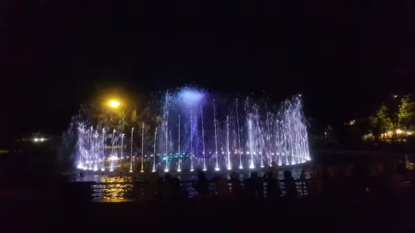 Die Springbrunnenattraktion Einer Wassertanzshow Der Nacht Die Besucher Den Kamboja — Stockfoto