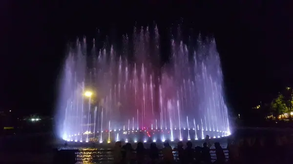 为了吸引游客来到班雅尔马辛的坎博亚花园 在晚上举行了一个水舞表演 吸引游客的喷泉 — 图库照片