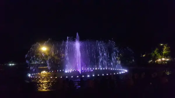 Fontein Attractie Van Een Water Dansen Show Nachts Bezoekers Aan — Stockfoto