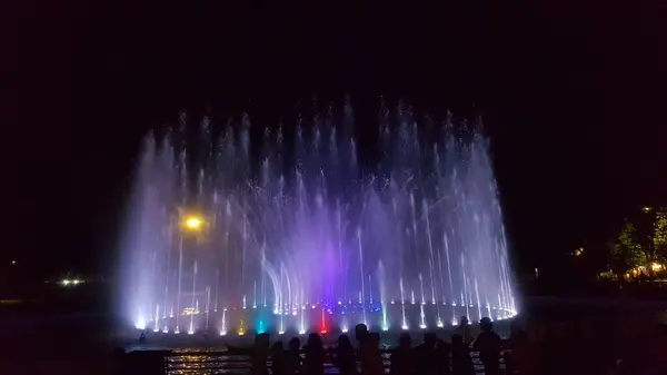 Die Springbrunnenattraktion Einer Wassertanzshow Der Nacht Die Besucher Den Kamboja — Stockfoto