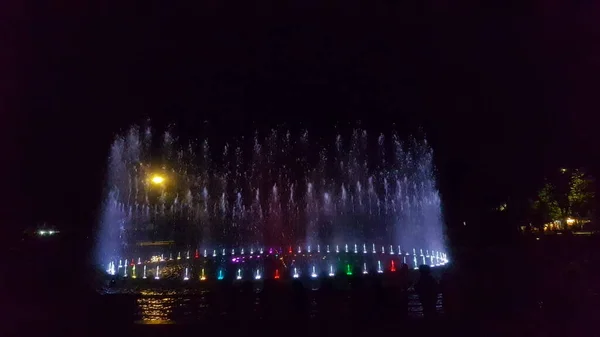 Die Springbrunnenattraktion Einer Wassertanzshow Der Nacht Die Besucher Den Kamboja — Stockfoto