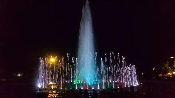 Die Springbrunnenattraktion Einer Wassertanzshow Der Nacht Die Besucher Den Kamboja — Stockfoto