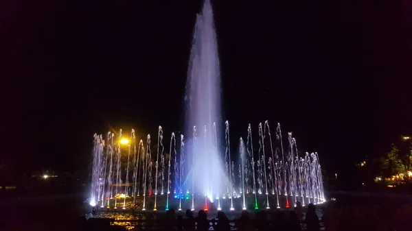 为了吸引游客来到班雅尔马辛的坎博亚花园 在晚上举行了一个水舞表演 吸引游客的喷泉 — 图库照片