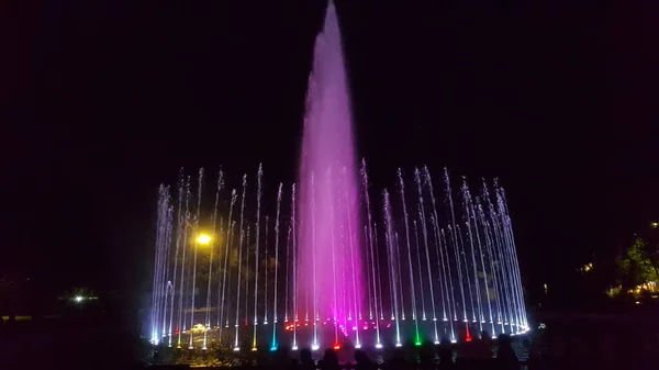 Die Springbrunnenattraktion Einer Wassertanzshow Der Nacht Die Besucher Den Kamboja — Stockfoto