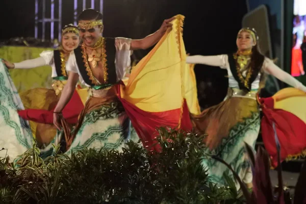 インドネシア 南カリマンタン州バンジャルマシン 2022年10月1日 バンジャルマシン市で行われた儀式の際に カラフルな衣装を着た若くて美しいダンサー ヒカヤット ワリサン シャランガンと呼ばれる伝統的なバンジャルマシン族の踊り — ストック写真