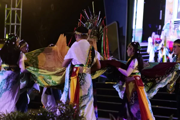 インドネシア 南カリマンタン州バンジャルマシン 2022年10月1日 バンジャルマシン市で行われた儀式の際に カラフルな衣装を着た若くて美しいダンサー ヒカヤット ワリサン シャランガンと呼ばれる伝統的なバンジャルマシン族の踊り — ストック写真