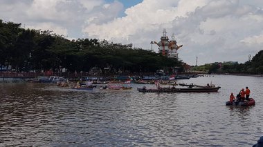 Banjarmasin, Endonezya, 10 Aralık 2021: Barito Nehri 'nde ve Banjarmasin' de Lok Baintan, Kalimantan (Endonezya Borneo) kanallarında geleneksel yüzen pazar ürünleri satışı. Özellikle kadınlar tarafından işletilen eşsiz bir geleneksel pazar.