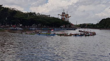 Banjarmasin, Endonezya, 10 Aralık 2021: Barito Nehri 'nde ve Banjarmasin' de Lok Baintan, Kalimantan (Endonezya Borneo) kanallarında geleneksel yüzen pazar ürünleri satışı. Özellikle kadınlar tarafından işletilen eşsiz bir geleneksel pazar.