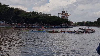 Banjarmasin, Endonezya, 10 Aralık 2021: Barito Nehri 'nde ve Banjarmasin' de Lok Baintan, Kalimantan (Endonezya Borneo) kanallarında geleneksel yüzen pazar ürünleri satışı. Özellikle kadınlar tarafından işletilen eşsiz bir geleneksel pazar.