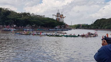 Banjarmasin, Endonezya, 10 Aralık 2021: Barito Nehri 'nde ve Banjarmasin' de Lok Baintan, Kalimantan (Endonezya Borneo) kanallarında geleneksel yüzen pazar ürünleri satışı. Özellikle kadınlar tarafından işletilen eşsiz bir geleneksel pazar.